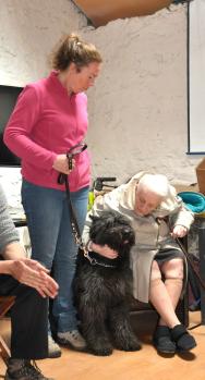 personne ag&eacute;e et le chien atelier pedadog